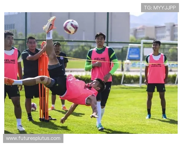 创新足球训练方法解析 提升球员技能与战术理解的综合方案